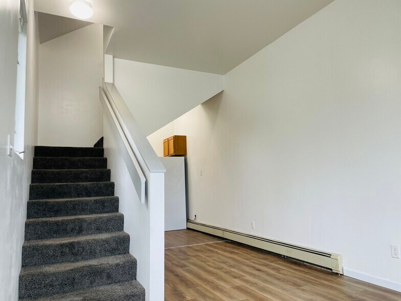 Building Photo - 633 N Huron St