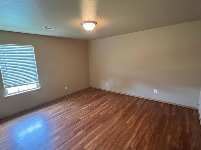 Building Photo - 808 W 13th St