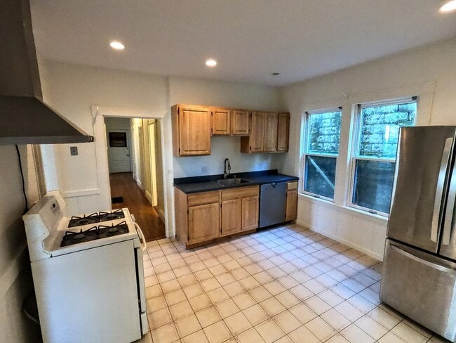 Primary Photo - 21 Burr St