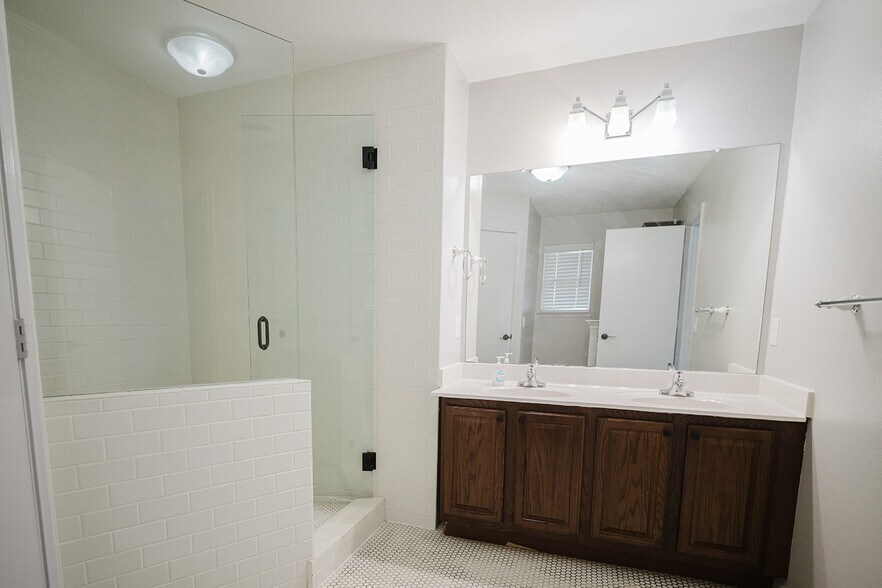 Building Photo - 810 Faircrest Dr