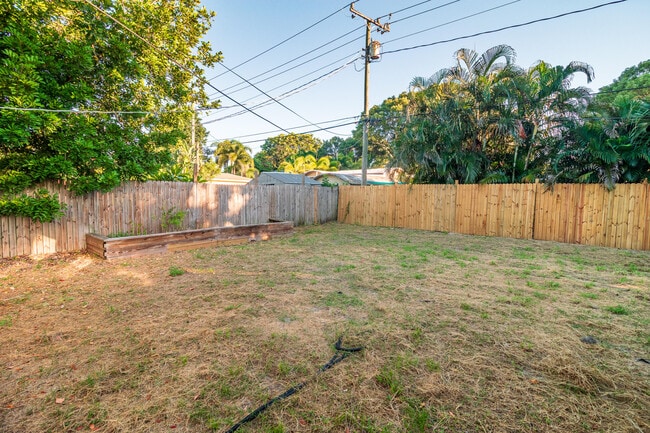 Building Photo - 954 Omar Rd