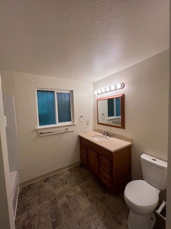 Building Photo - South Hill 3 bedroom house