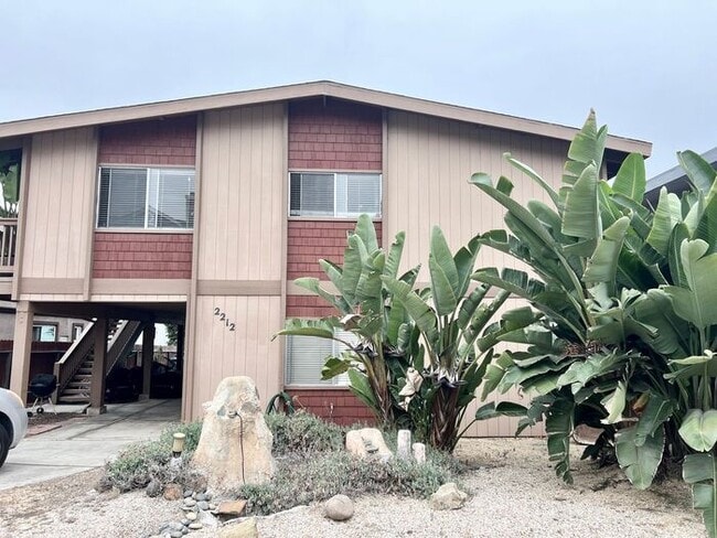 Building Photo - 1 MONTH RENT FREE!!! Studio Blocks from th...