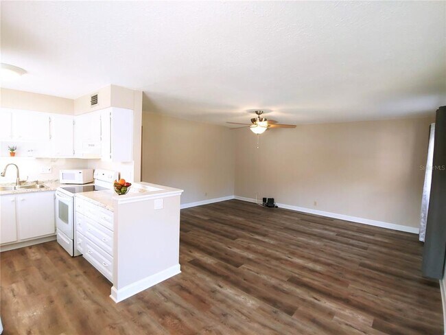 Building Photo - 1802 Bedford Ln