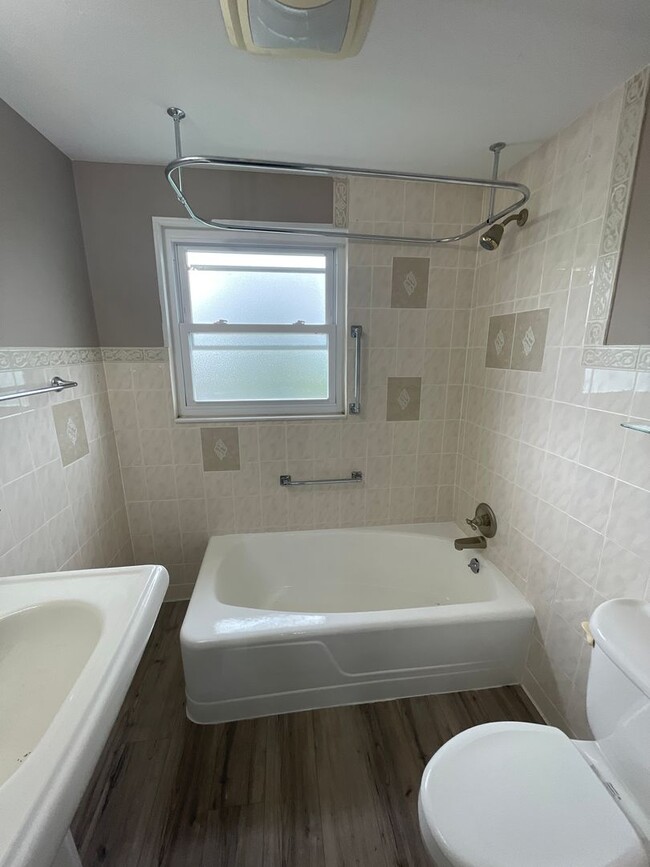 Building Photo - Beautifully renovated 5 bed 2 bath home re...