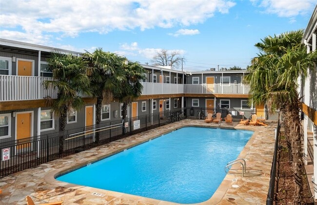 Building Photo - 2401 Manor Rd