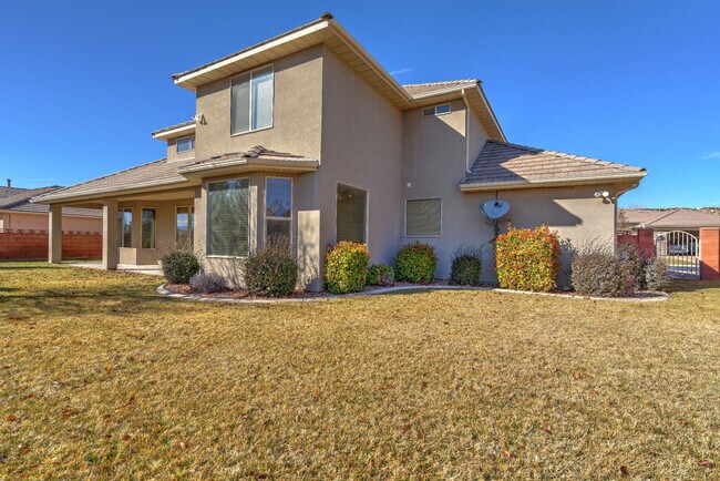 Building Photo - Beautiful St. George Home - Community Pool...
