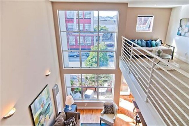 Building Photo - Bi-level Live/Work Loft w/Enclosed Primary...