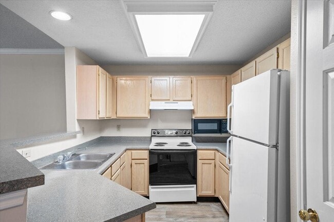 Building Photo - The Claremont Apartment Homes