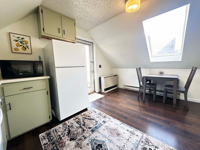 Building Photo - 13 Center St