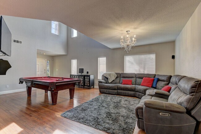 Building Photo - Beautiful remodeled home with pool!