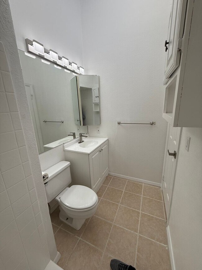 Building Photo - Upper Condo in Heart of North Park