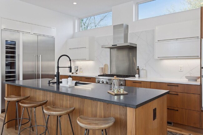 Building Photo - Spacious 5-Bed / 4-Bath home in LoHi for rent
