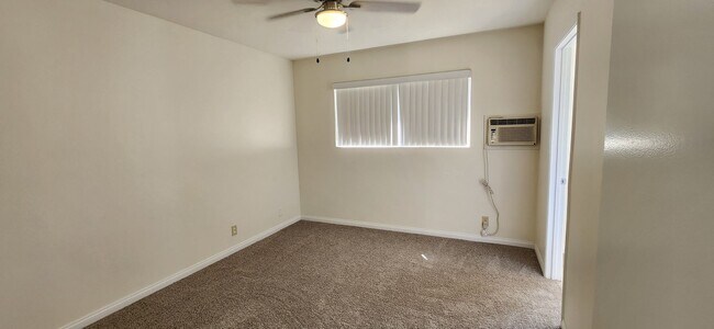 Building Photo - 150 E Lakeshore Dr
