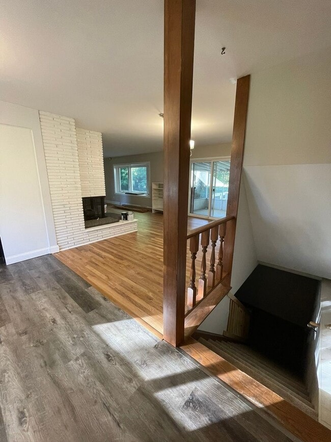Building Photo - Beautiful Three Bedroom Home