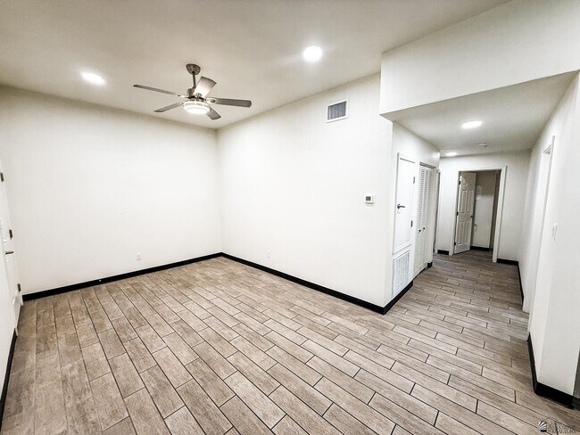 Building Photo - 195 N 17th Ave