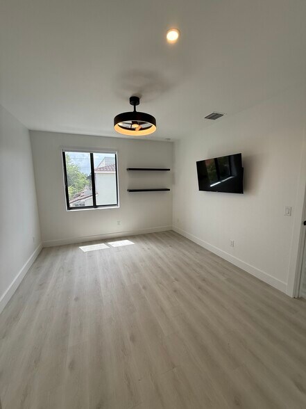 Building Photo - 426 SE 12th Ct