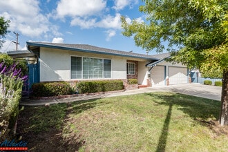 Building Photo - Williams Way 1030/1032