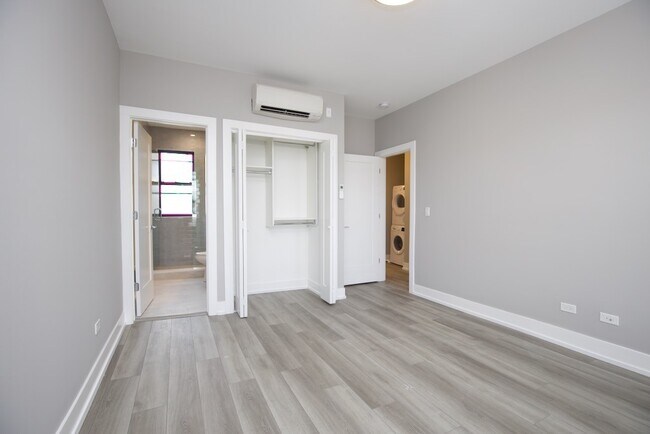 Building Photo - 3946 N Janssen Ave