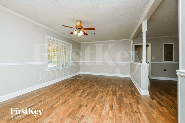 Building Photo - 8065 Huntington Dr