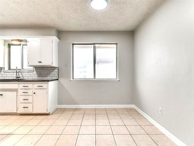 Building Photo - Super 4 Bed 1.5 Bath in the South Gate Addn in Moore, OK