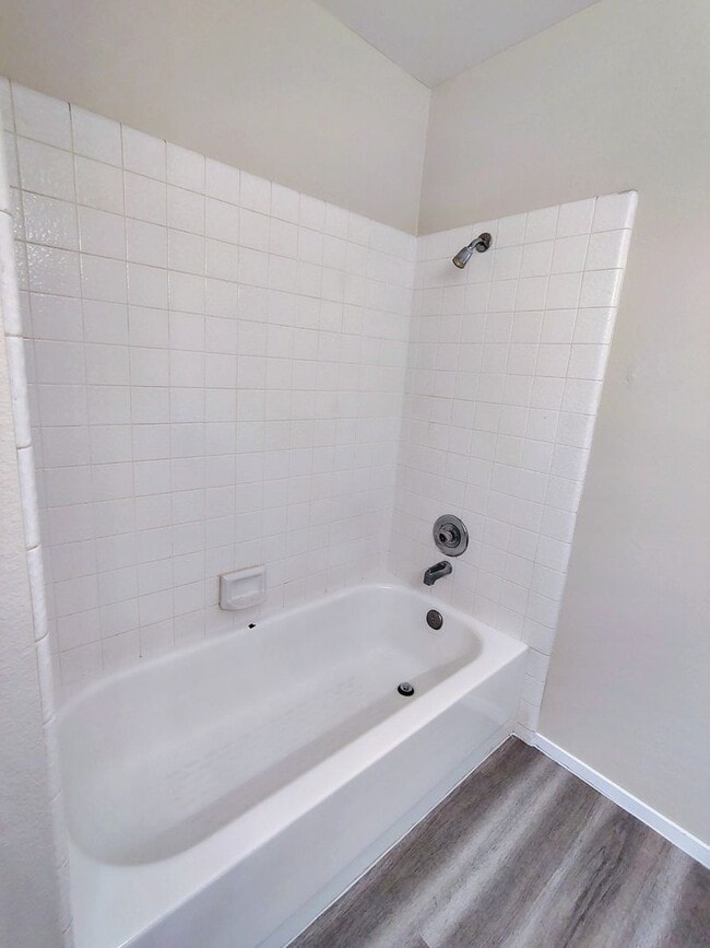 Building Photo - The Lakes Single Story!