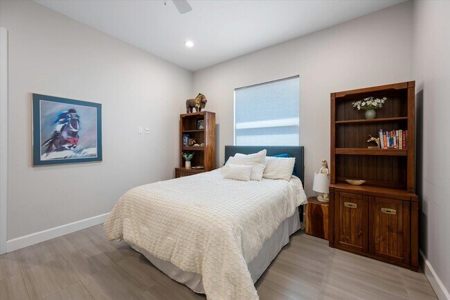 Building Photo - 15450 Estancia Ln
