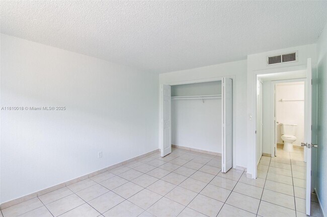 Building Photo - 606 W 81st St