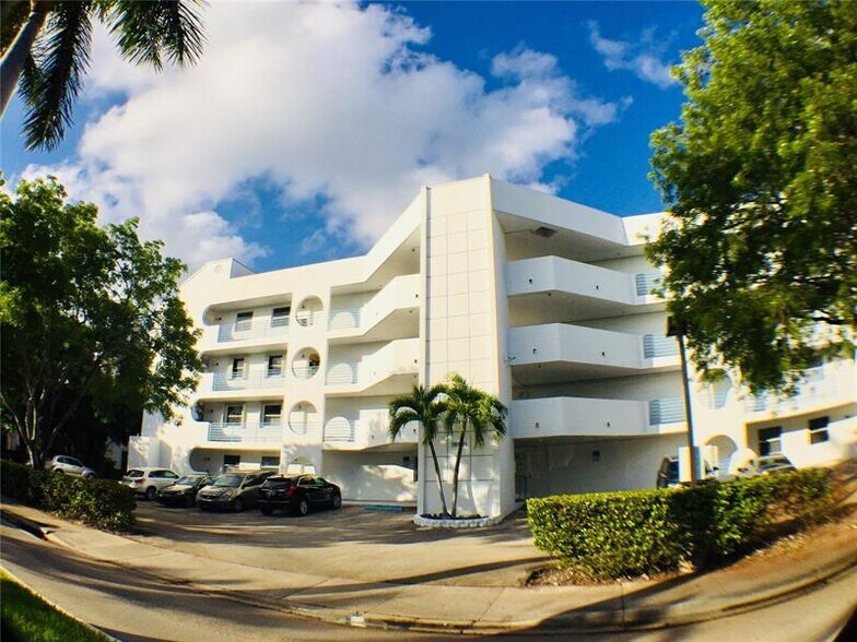 Front of Intracoastal Pointe - 16531 NE 35th Ave