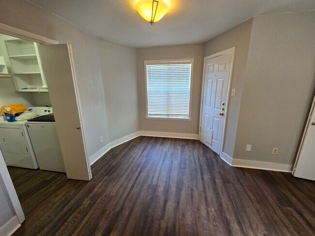 Building Photo - Updated 2 Bedroom 1.5 Bath Two-Story Condo Unit!