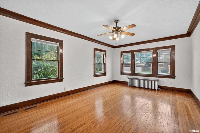 Building Photo - 318 W Columbia Ave