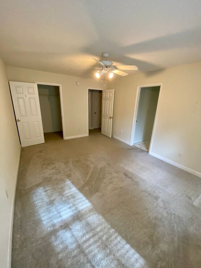 Building Photo - 2425 Laurel Falls Ln