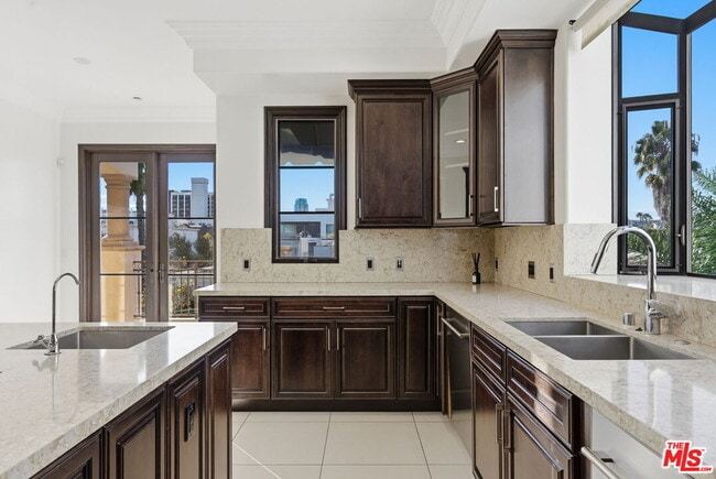 Building Photo - 462 S Maple Dr