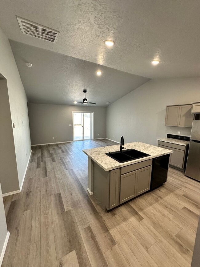 Building Photo - 3 Bedroom and 2 bath located in a vibrant,...