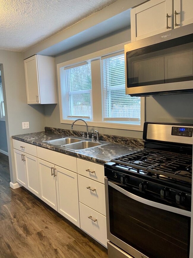 Building Photo - Charming 2-Bedroom Home with Private Driveway & Large Fenced Backyard