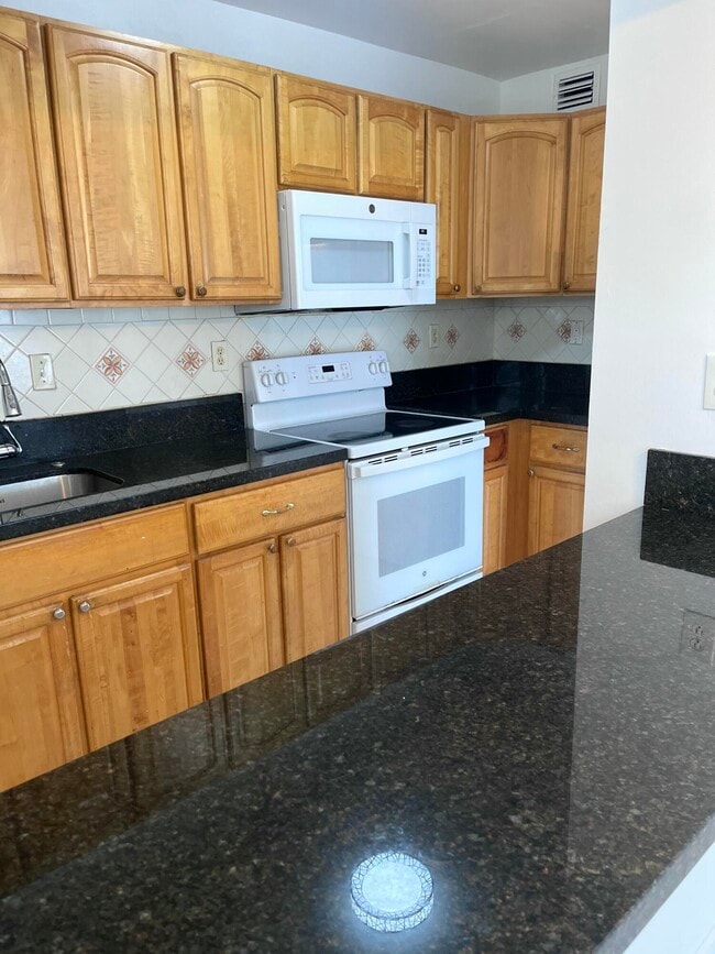 Building Photo - 505 S Pine Island Rd