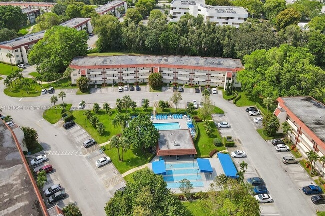 Building Photo - 9410 N Hollybrook Lake Dr