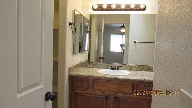 Building Photo - 3 Bedroom 2 bathroom 2 car garage