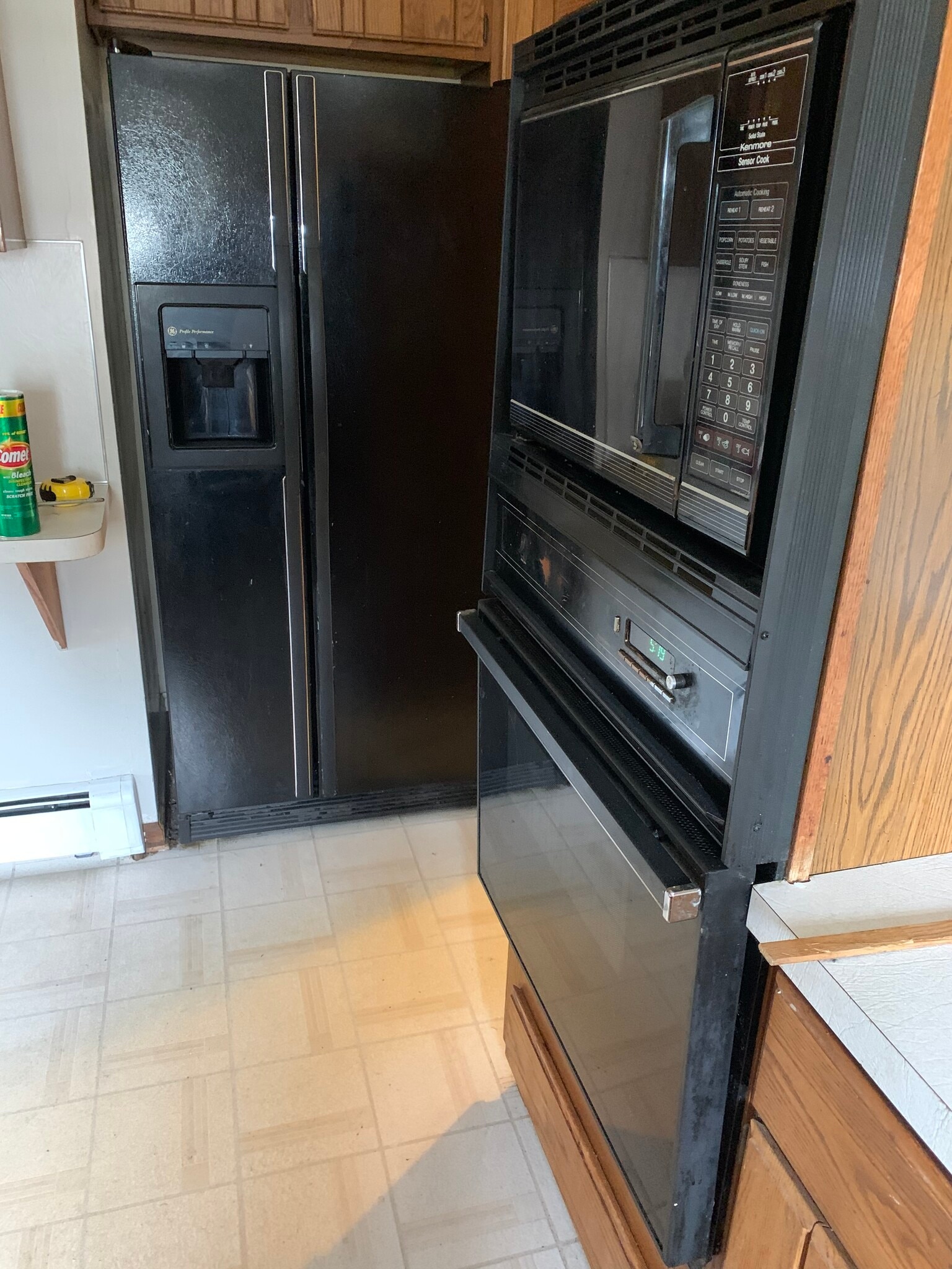 Kitchen Refig and Range - 2528 S Annabelle St