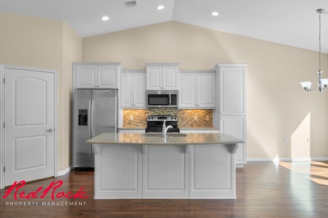 Building Photo - Sun River 2 Bedroom Home with Bonus Den! First Class Amenities!