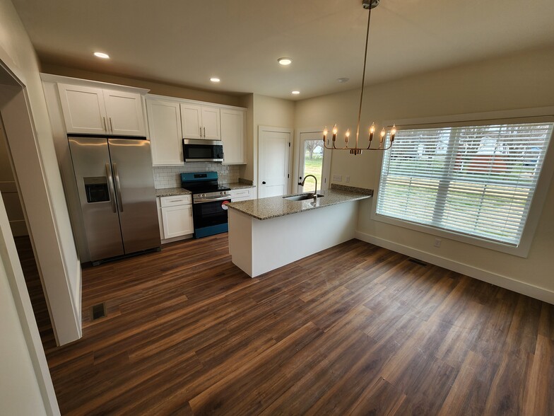 kitchen/dining room - 698 Miriah Dr