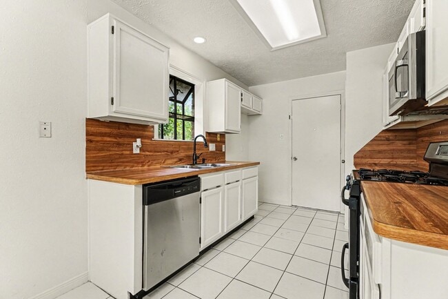 Building Photo - 2909 Forest Hills Dr