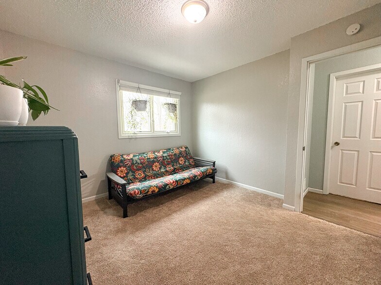 Building Photo - 2418 Marquette Dr