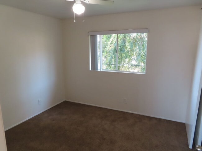 Building Photo - Renovated 2 Bed, 2 Bath Apartment in the h...