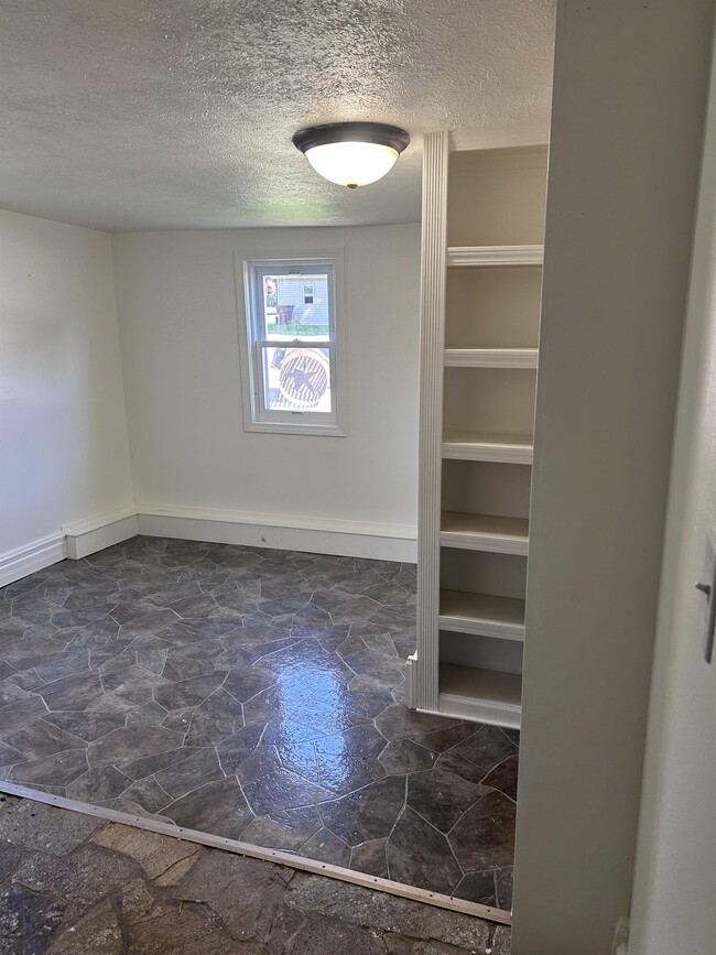 Building Photo - 430 N 4th St