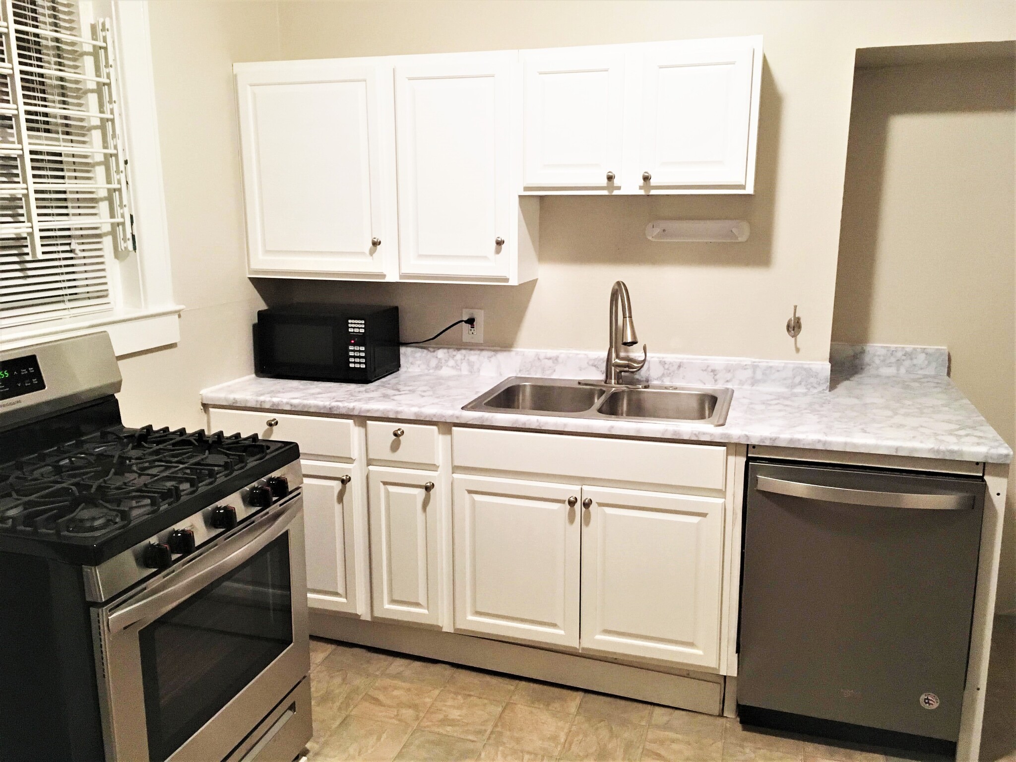 Kitchen - Empty before tenants - 1135 W 41st St