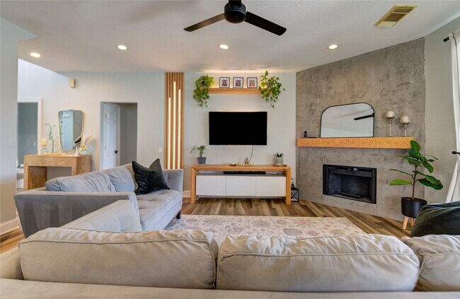 Building Photo - 6206 Clear Canyon Dr