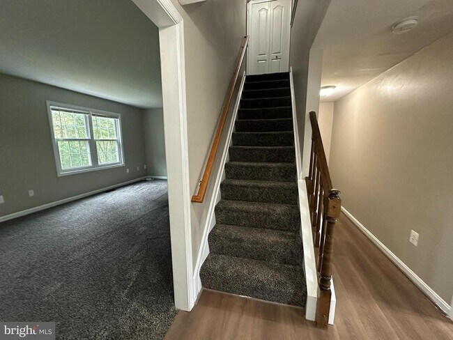 Building Photo - 1848 Foxdale Ct