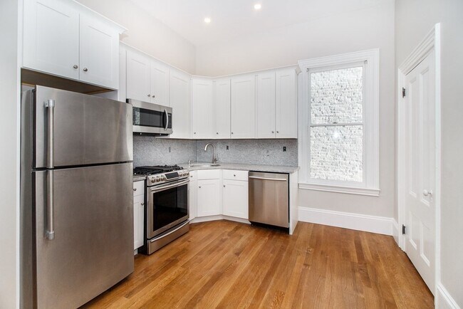 Building Photo - 61 Monmouth St