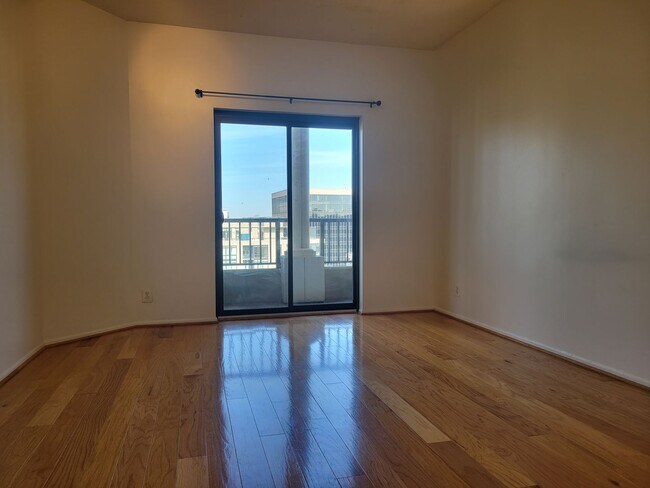 Building Photo - 1600 N Oak St
